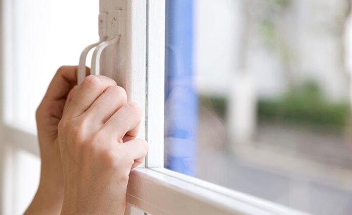 Hand of the woman to open the window